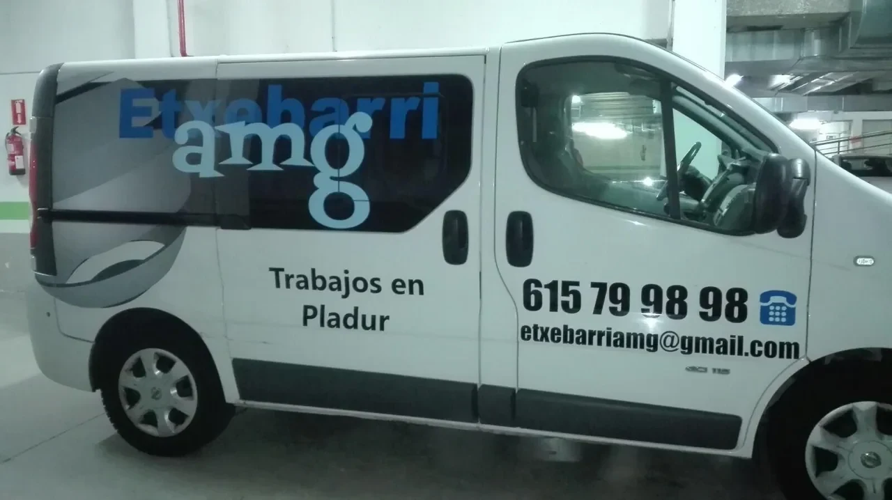 Gráfica de empresa aplicada a una furgoneta