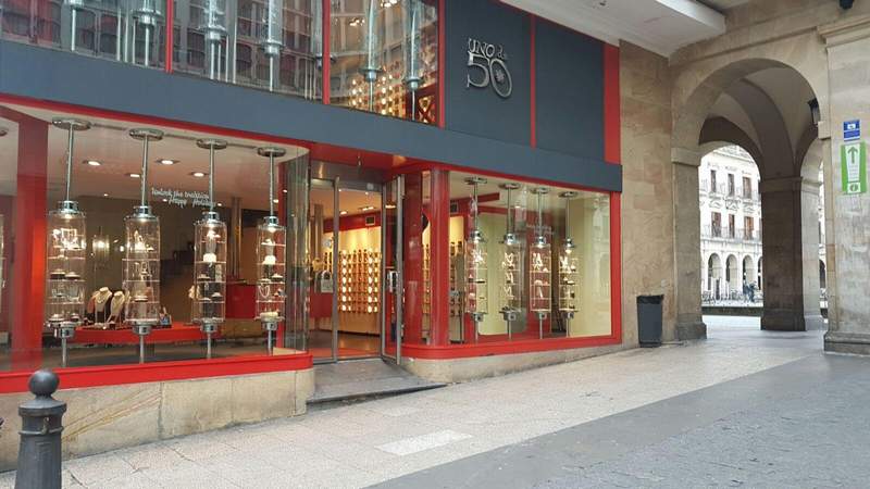 Rotulación en tiendas comercios con vinilo de corte en Vitoria y Bilbao
