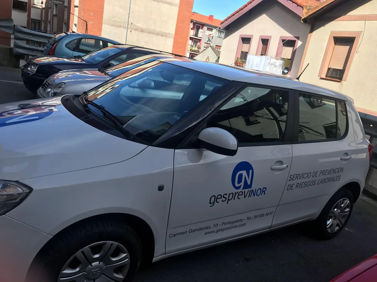 Rotulación corporativa de un turismo vista desde el lateral delantero