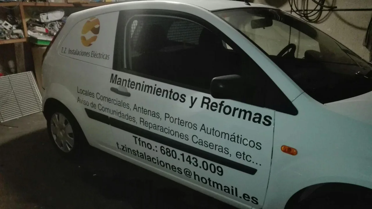 Furgoneta de mantenimiento y reformas rotulada con sus servicios