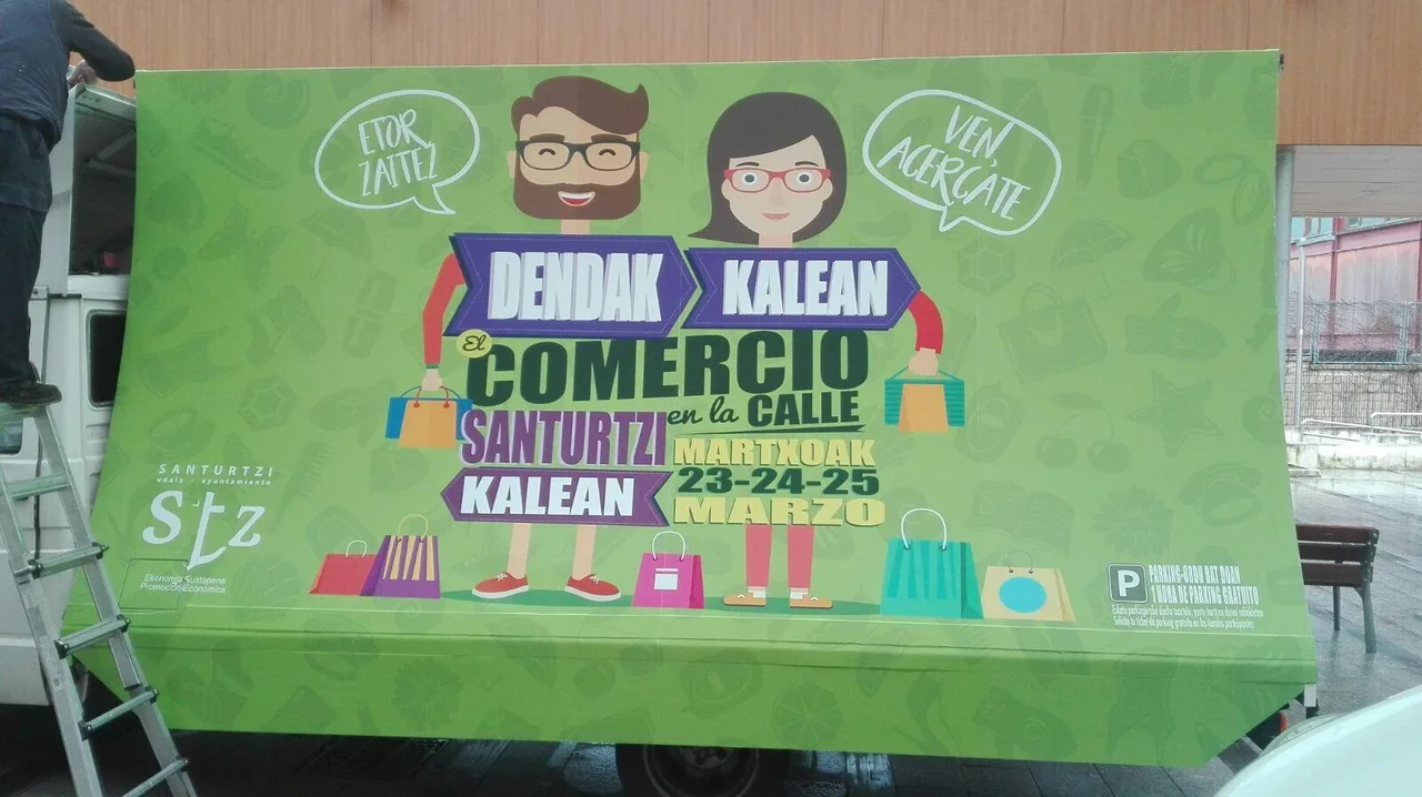 Gráfica de gran formato aplicada a un vehículo de campaña comercial