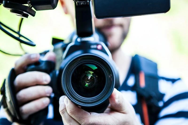 Cámara profesional durante una grabación audiovisual